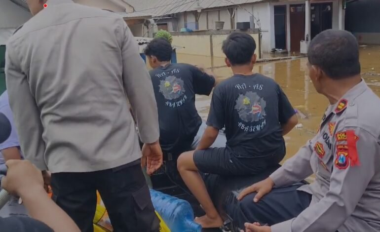 Polres Malang bersama Tim Gabungan Tangani Banjir di Sumbermanjing Wetan