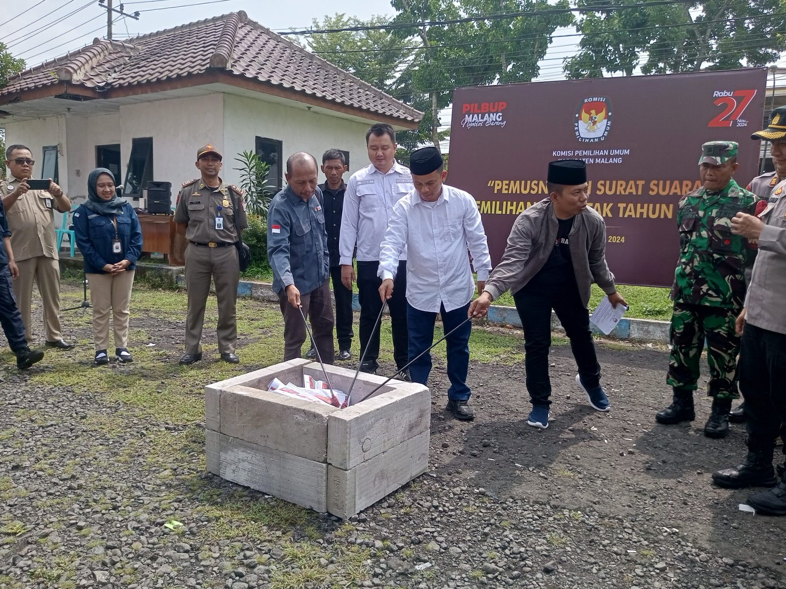 Pemusnahan Kelebihan Surat Suara: KPU Kab. Malang Pastikan Distribusi Surat Suara Lancar dan Tepat Waktu