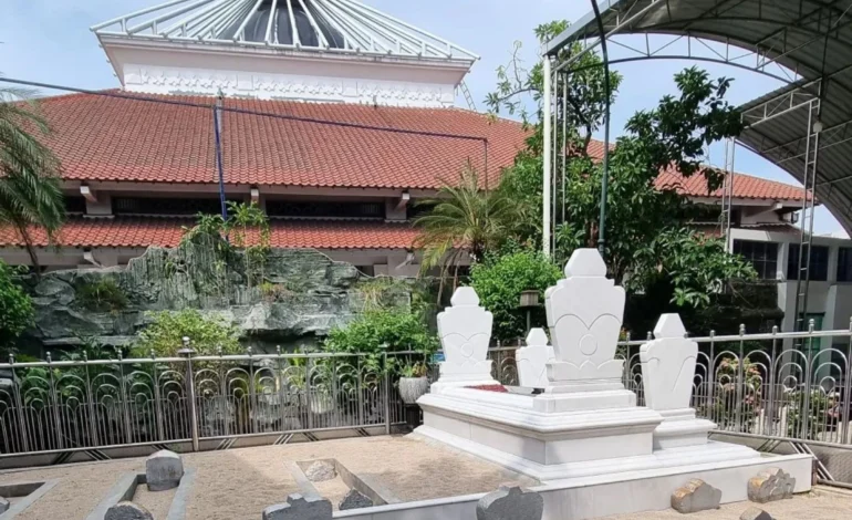 Pengalaman Spiritual Berziarah Ke Makam Wali Songo Di Jawa Timur