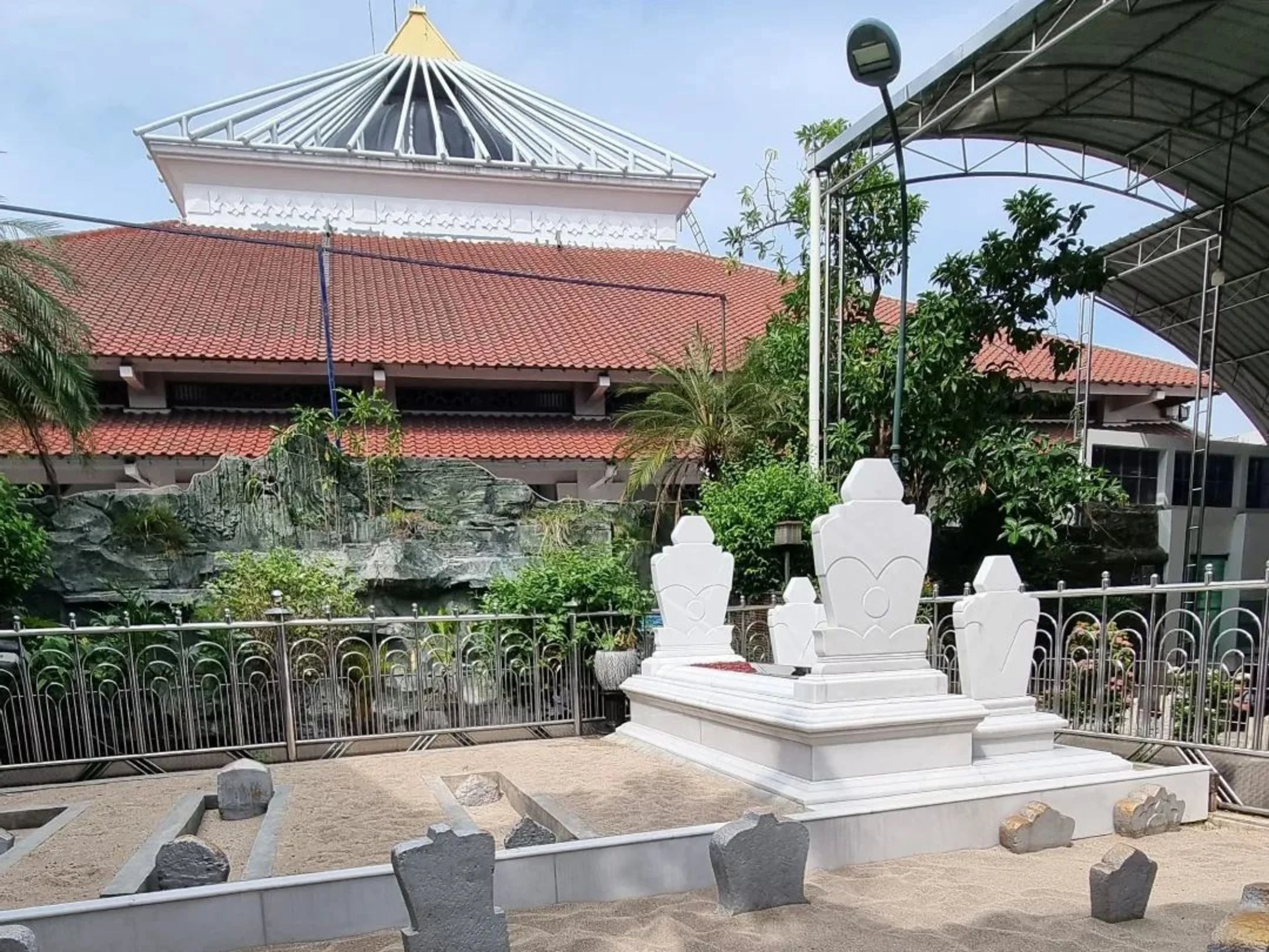 Pengalaman Spiritual Berziarah Ke Makam Wali Songo Di Jawa Timur