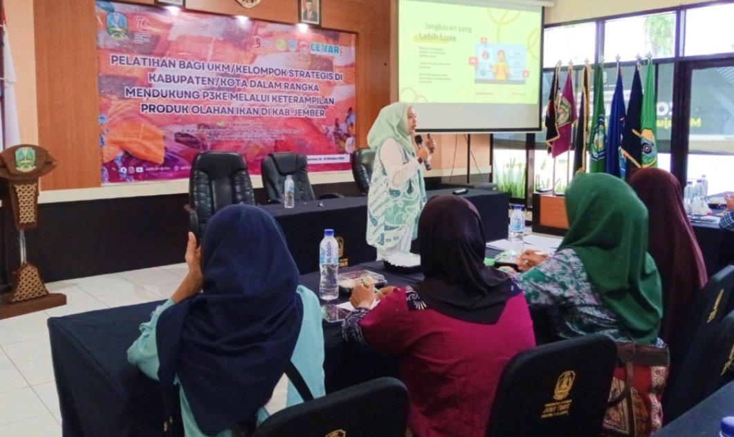 STIKI Malang: Membangkitkan Potensi UKM Jember Dengan Digital Marketing dan Desain Kreatif