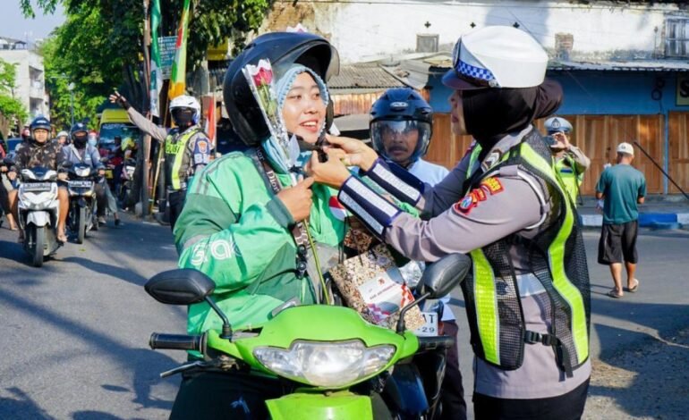 Polres Pasuruan Bagikan Helm untuk Tingkatkan Kesadaran Berkendara