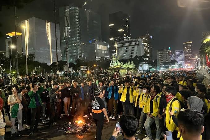 Ribuan Mahasiswa Geruduk Jakarta dalam Aksi “Indonesia Gelap”, Suarakan 13 Tuntutan