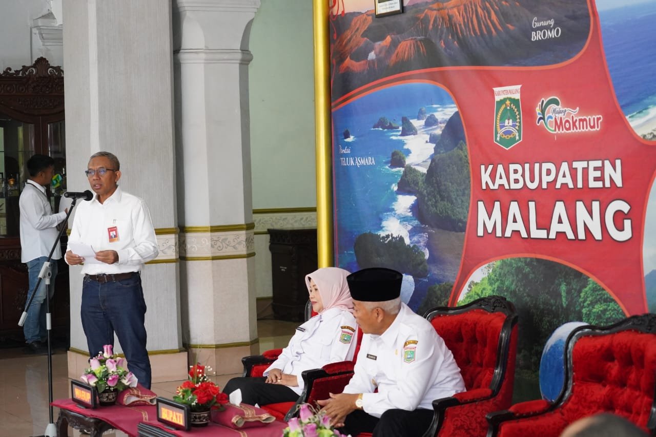 Tingkatkan Efisiensi Dalam Menangani Sampah, Bupati Malang Terima 1 Unit Arm Roll Truck Dari Bank Jatim