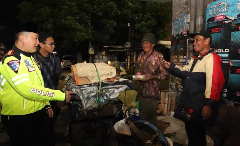 Polri Untuk Masyarakat: Sahur On The Road Polresta Malang Kota Bersama Mahasiswa Jaga Kamtibmas dan Berbagi