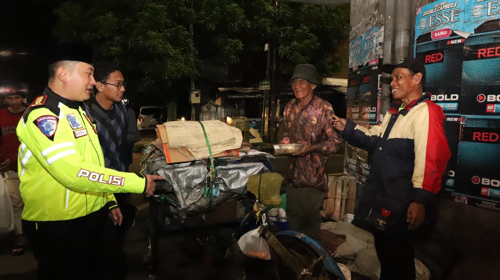 Polri Untuk Masyarakat: Sahur On The Road Polresta Malang Kota Bersama Mahasiswa Jaga Kamtibmas dan Berbagi