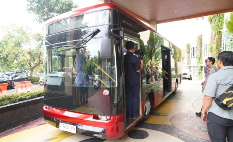 Wali Kota Batu Jajal Connecting Bus Keliling Kawasan Wisata