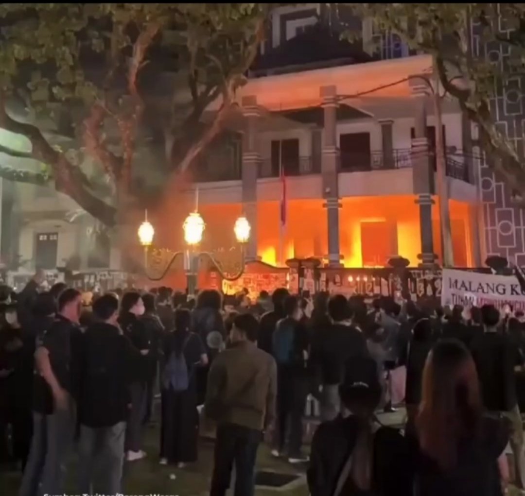 Demo Tolak UU TNI Di DPRD Malang Berujung Ricuh