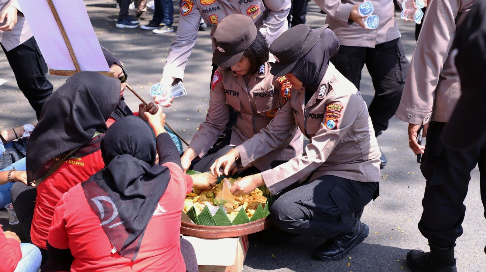 Viral! Polisi di Kota Malang Bagi Gorengan Hingga Bersihkan Sampah Usai Aksi Mayday, Netizen: Ini Baru Humanis