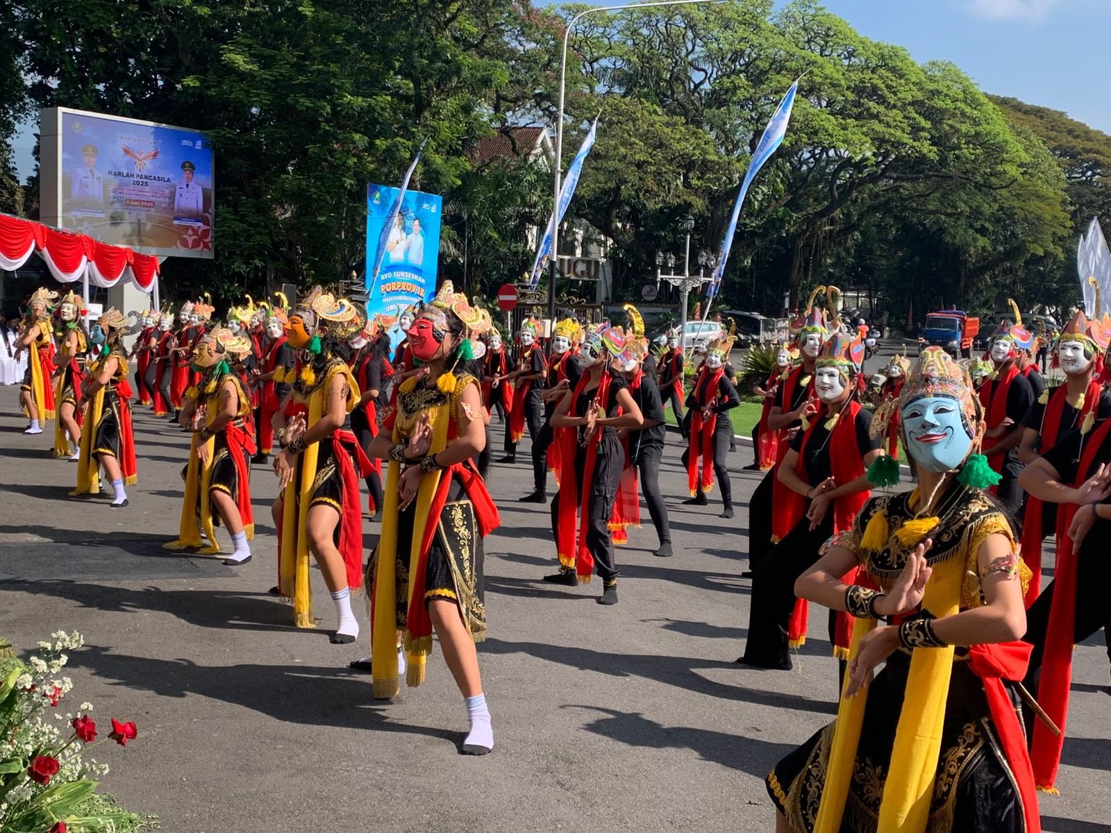 Tampilkan 111 Penari Topeng Malang, SMPK Santa Maria 1 Gaungkan Semangat Pancasila Lewat Budaya Lokal