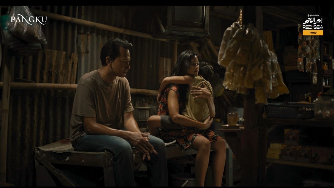 Resmi Rilis First Look, Debut Film Reza Rahadian “Pangku” Gaet Dukungan Internasional dan Sorotan Emosional Kuat