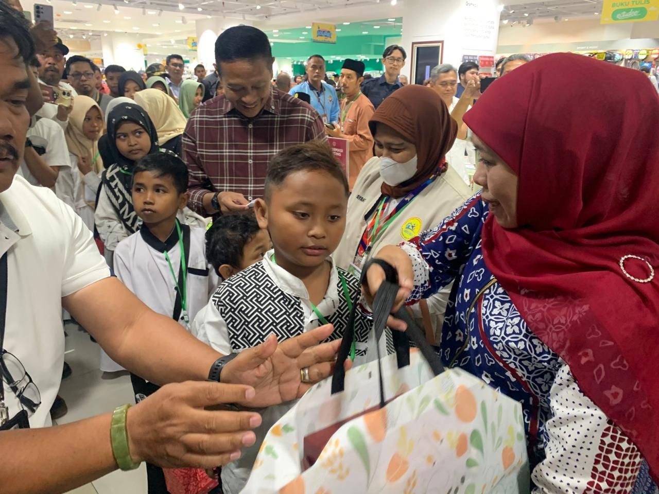 Gubernur Jatim Berikan Santunan Anak Yatim dan ABK di MOG Malang, Bantu Persiapan Kenaikan Kelas