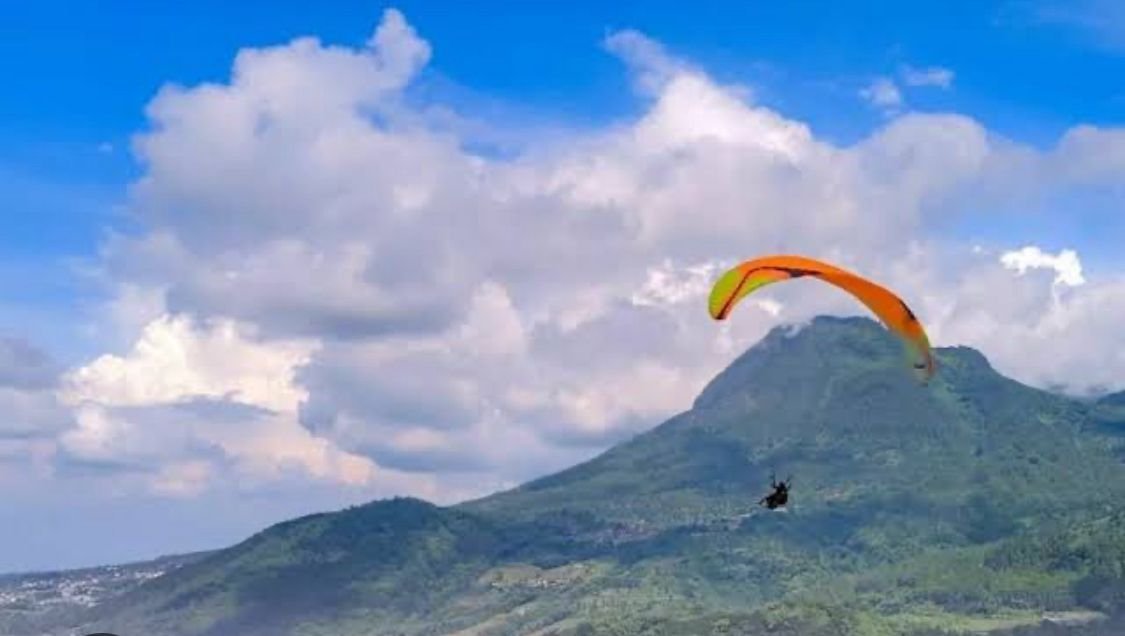 Festival Paralayang Kota Batu 2025 Bertema ‘Fly With Costume’ Start Hari Ini