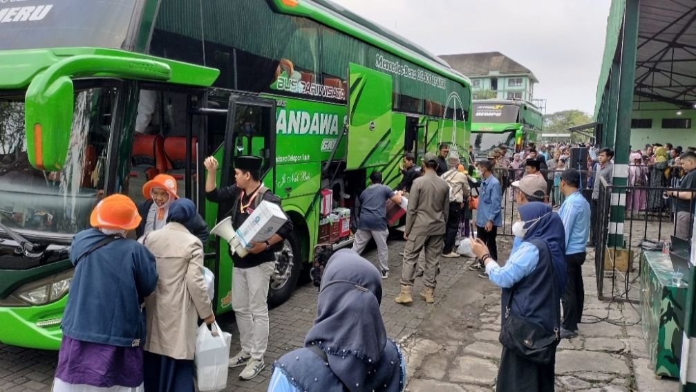 Jamaah Haji Kota Malang Tiba, Disambut Haru Keluarga di Kompi Angmor