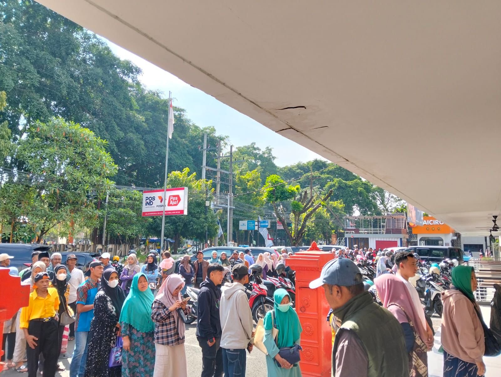 Antrean Mengular di Kantor Pos Malang, Ribuan Warga Serbu Pencairan BSU Rp600 Ribu