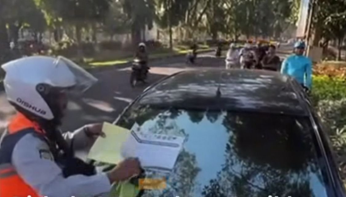 Parkir Sembarangan di Jalur Sepeda, Dishub Kota Malang Tempel Stiker Peringatan Pada Kendaraan