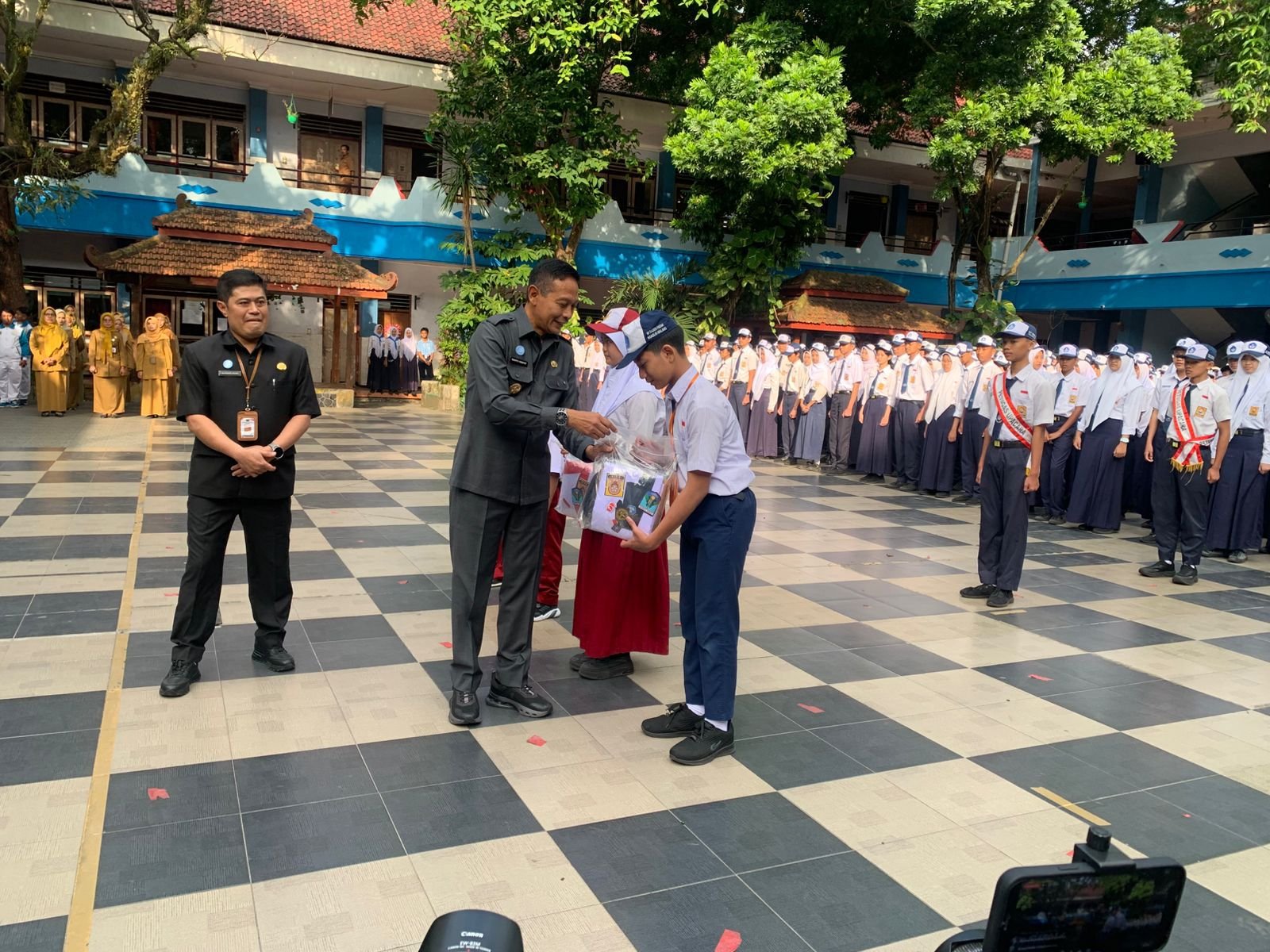 Program Ngalam Pinter Direalisasikan: Wali Kota Malang Bagikan Seragam Gratis untuk Siswa Baru