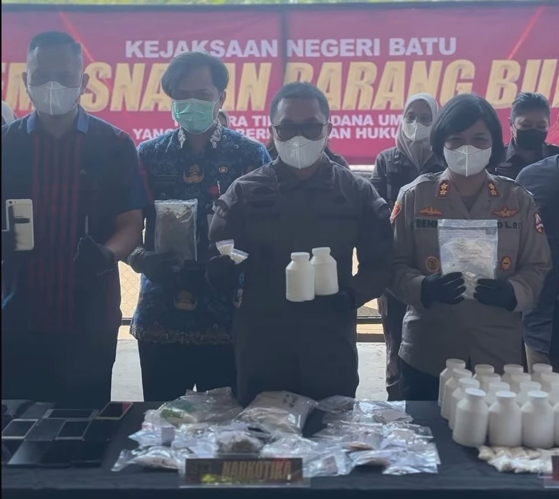 Kejari Batu Musnahkan Ribuan Barang Bukti Tindak Pidana Umum di TPA Tlekung