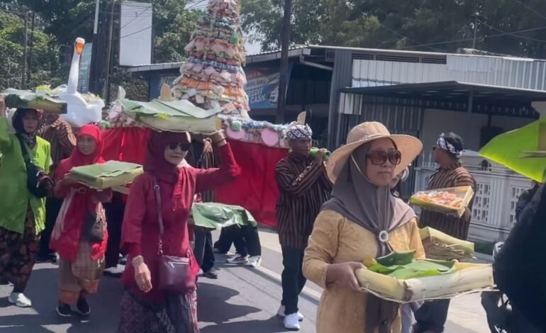 Warga Mojorejo Gelar Kirab Tumpeng, Wujud Syukur dan Pelestarian Budaya Lokal