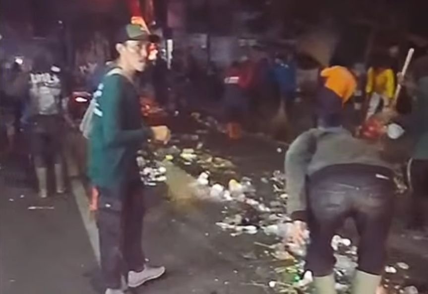 50 Petugas DLH Kerja Lembur Angkut 25 Ton Sampah Pasca Trance Festival Bantengan Nuswantara ke-17 di Kota Batu