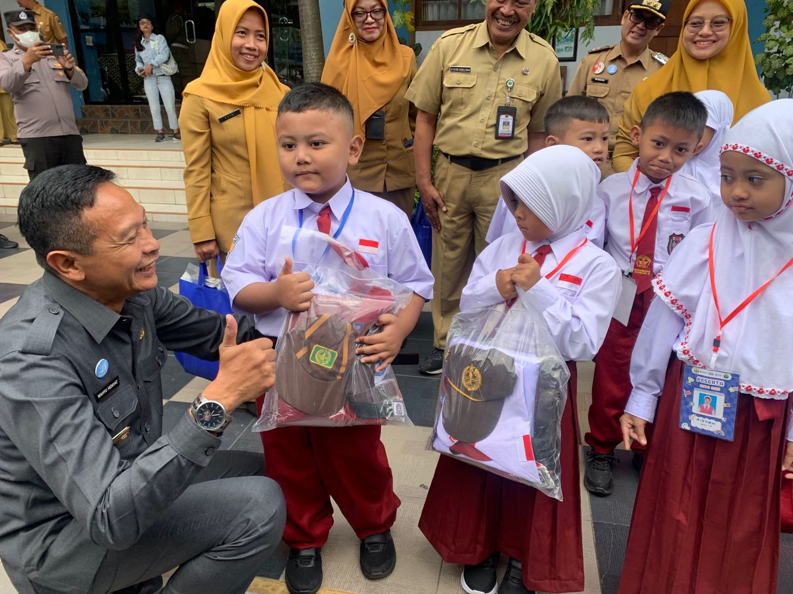 Wujudkan Pendidikan Tanpa Beban, Wali Kota Malang Pastikan Seragam Gratis Tuntas 100 Persen di Agustus