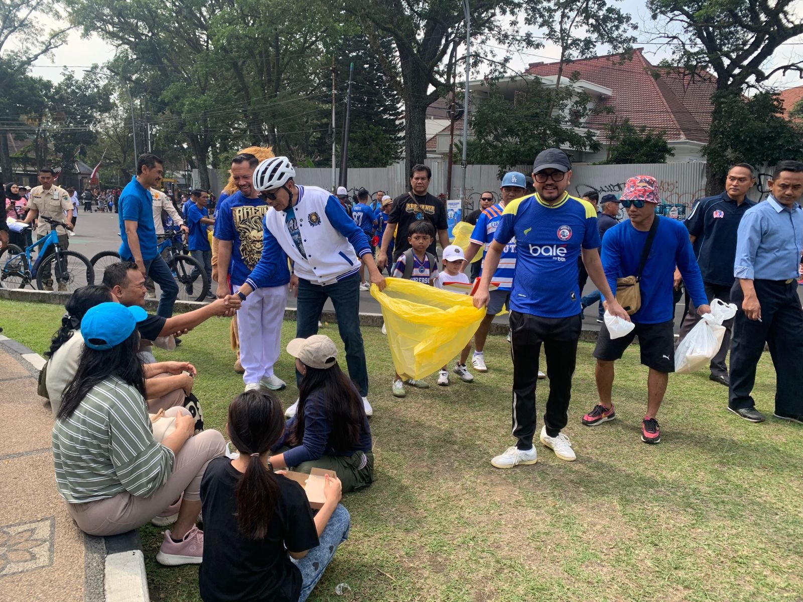 Wali Kota Malang dan Aremania Utas Bersih-Bersih CFD Peringati HUT ke-38 Arema