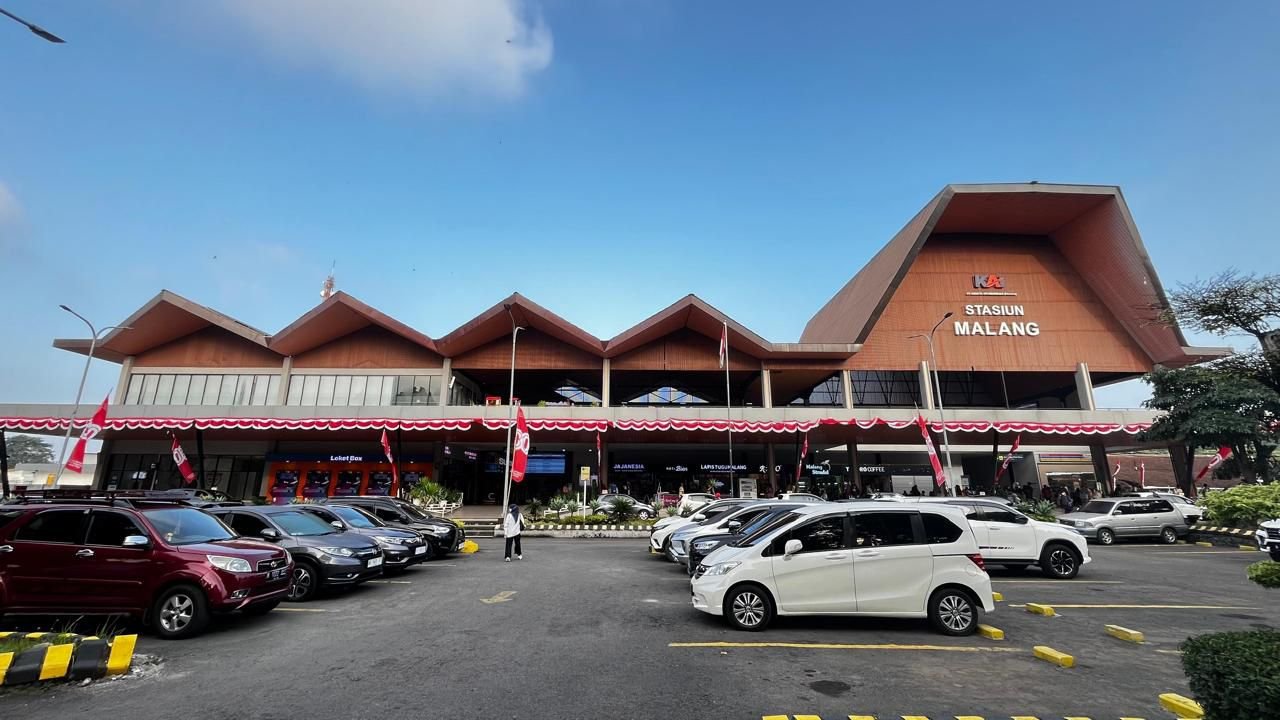 KAI Daop 8 Surabaya Hiasi Stasiun Malang Bernuansa Merah Putih dan Beri Promo Diskon KAI 20% Sambut HUT ke-80 RI