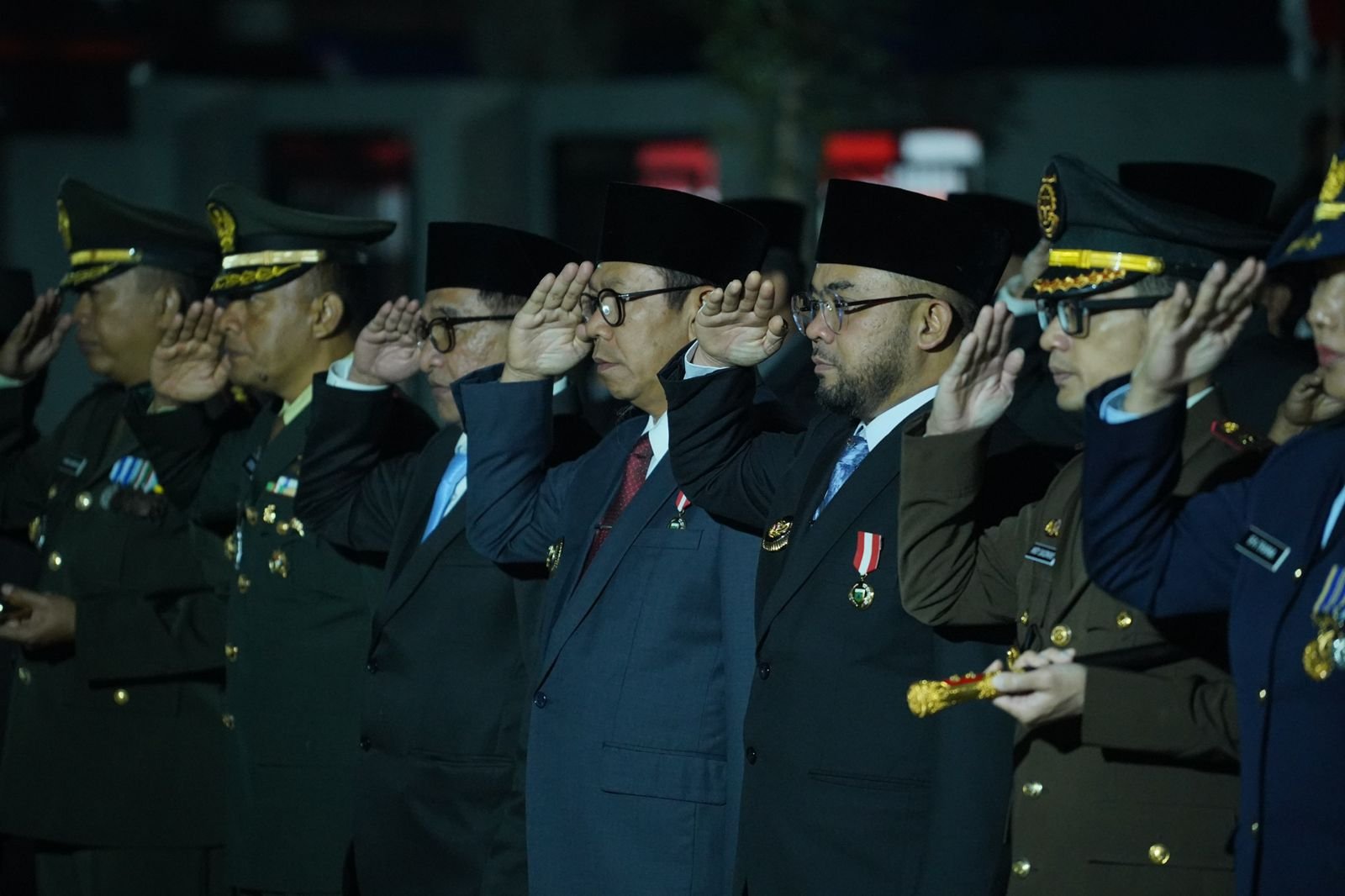 Kapolres Batu Pimpin Apel Kehormatan dan Renungan Suci HUT ke-80 RI