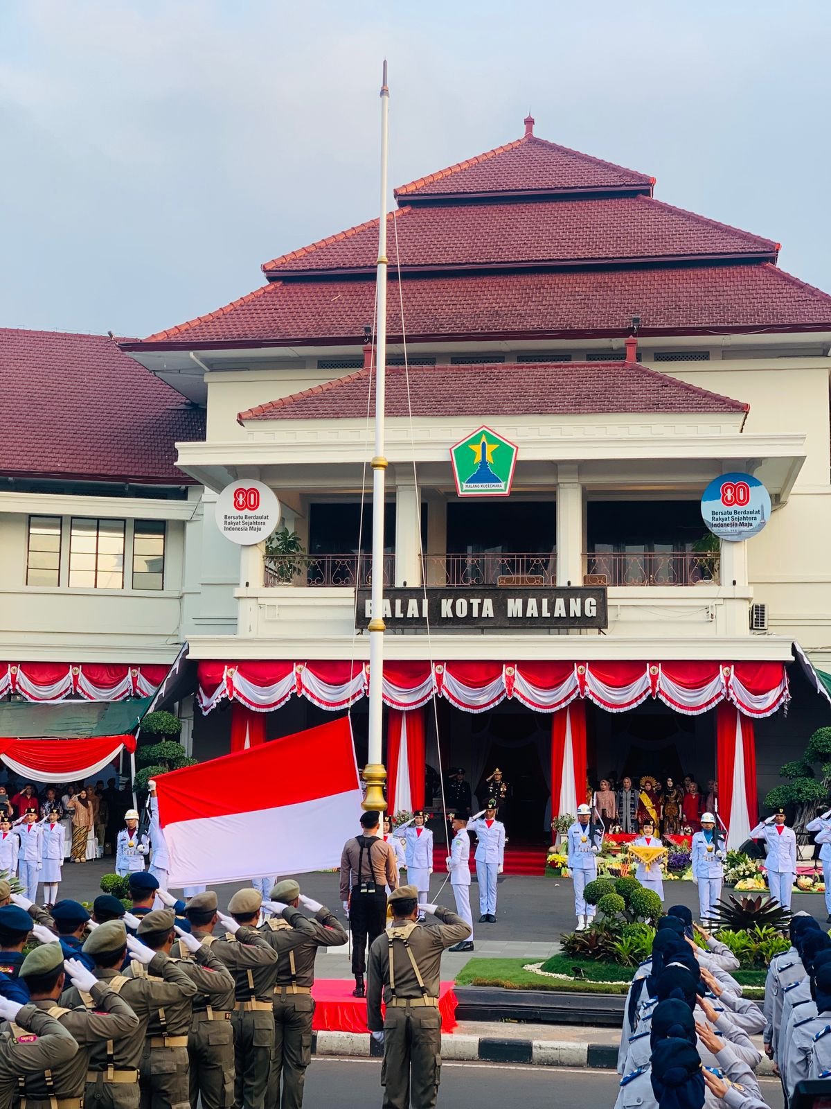 Khidmat! Upacara Penurunan Bendera HUT ke-80 RI Dipimpin Kapolresta Malang