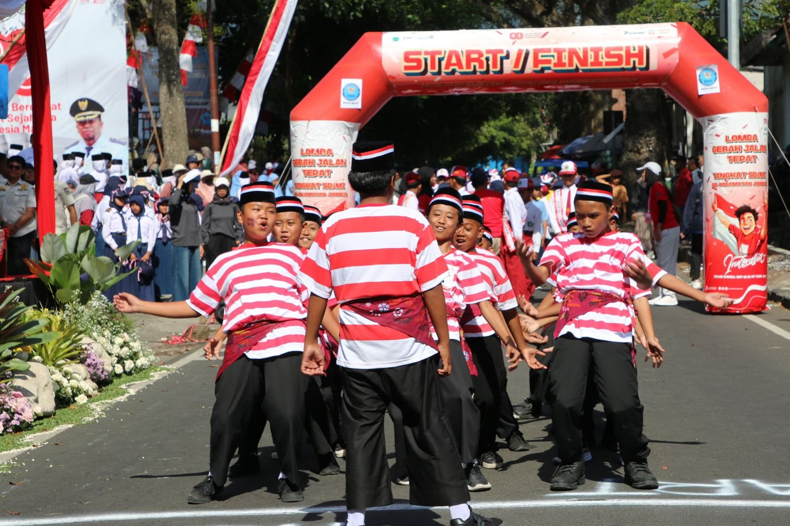 Wali Kota Batu Berangkatkan Lomba Gerak Jalan Tepat SD/MI di Kecamatan Junrejo