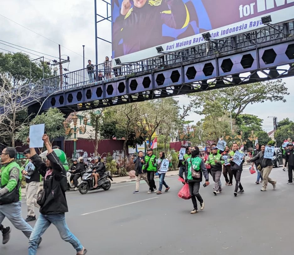Aksi Solidaritas Ojol di Malang: Long March, Doa Bersama, dan Bagi 1.000 Bunga Putih