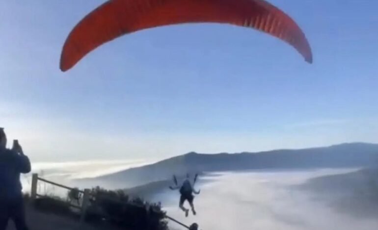 Larangan Paralayang di Bromo: Gunung Sakral yang Harus Dihormati