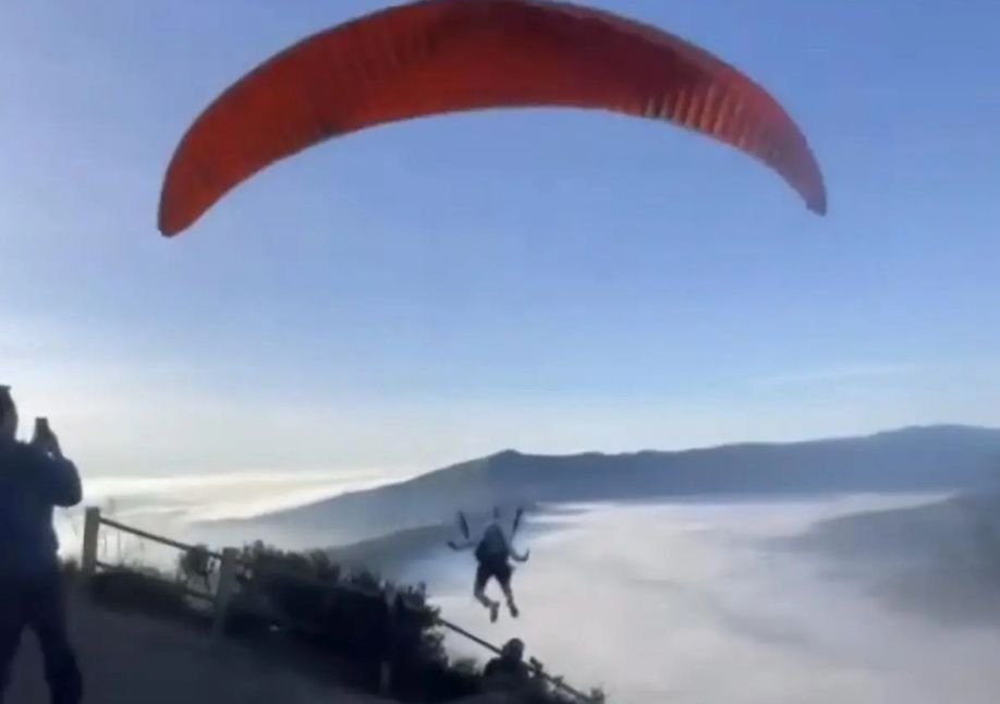Larangan Paralayang di Bromo: Gunung Sakral yang Harus Dihormati