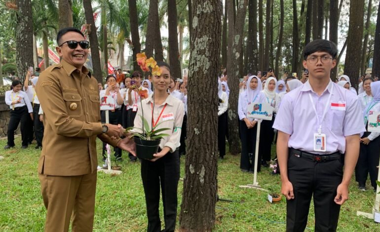 STIE Malangkucecwara Ajak Mahasiswa Baru Tanam 150 Anggrek untuk Hidupkan Kembali Citra Kota Bunga