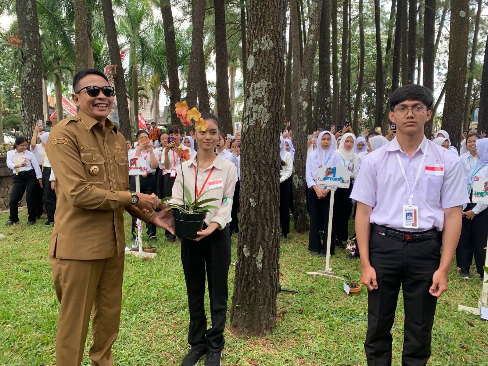 STIE Malangkucecwara Ajak Mahasiswa Baru Tanam 150 Anggrek untuk Hidupkan Kembali Citra Kota Bunga