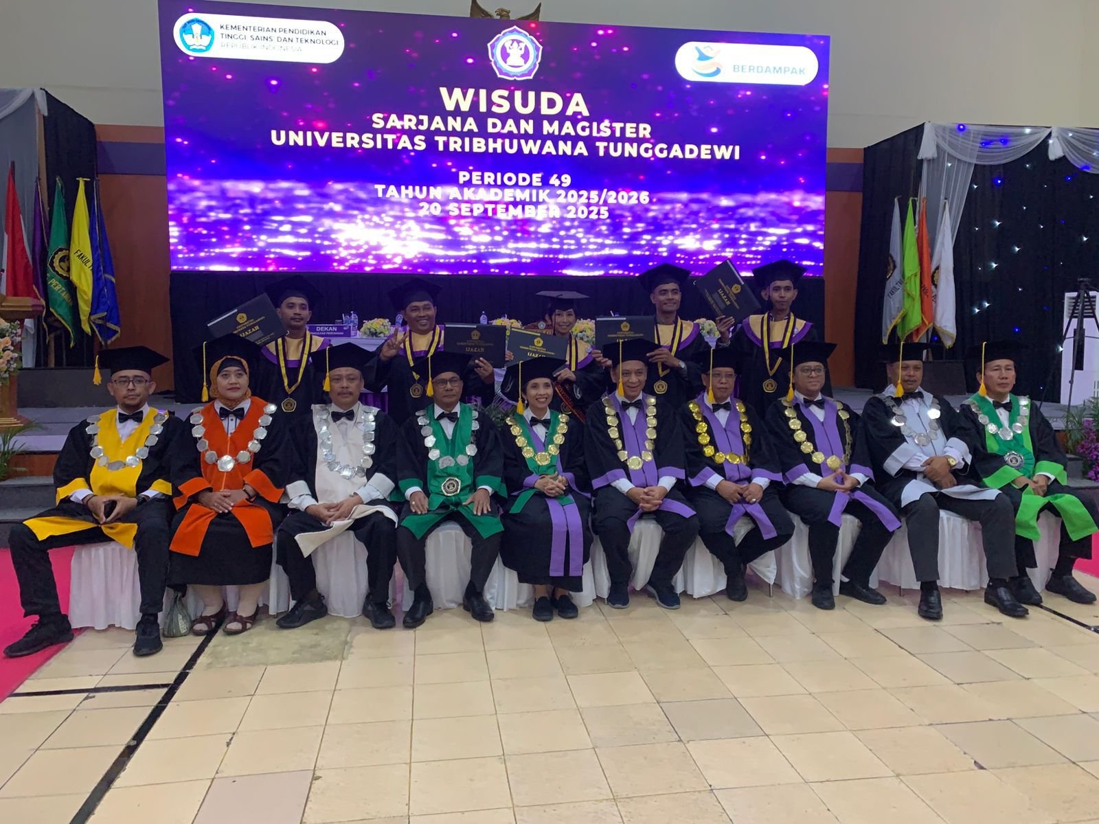 Wisuda ke-49 UNITRI Malang: 400 Lulusan Dikukuhkan, Rektor Baru Tekankan Kontribusi dan Inovasi