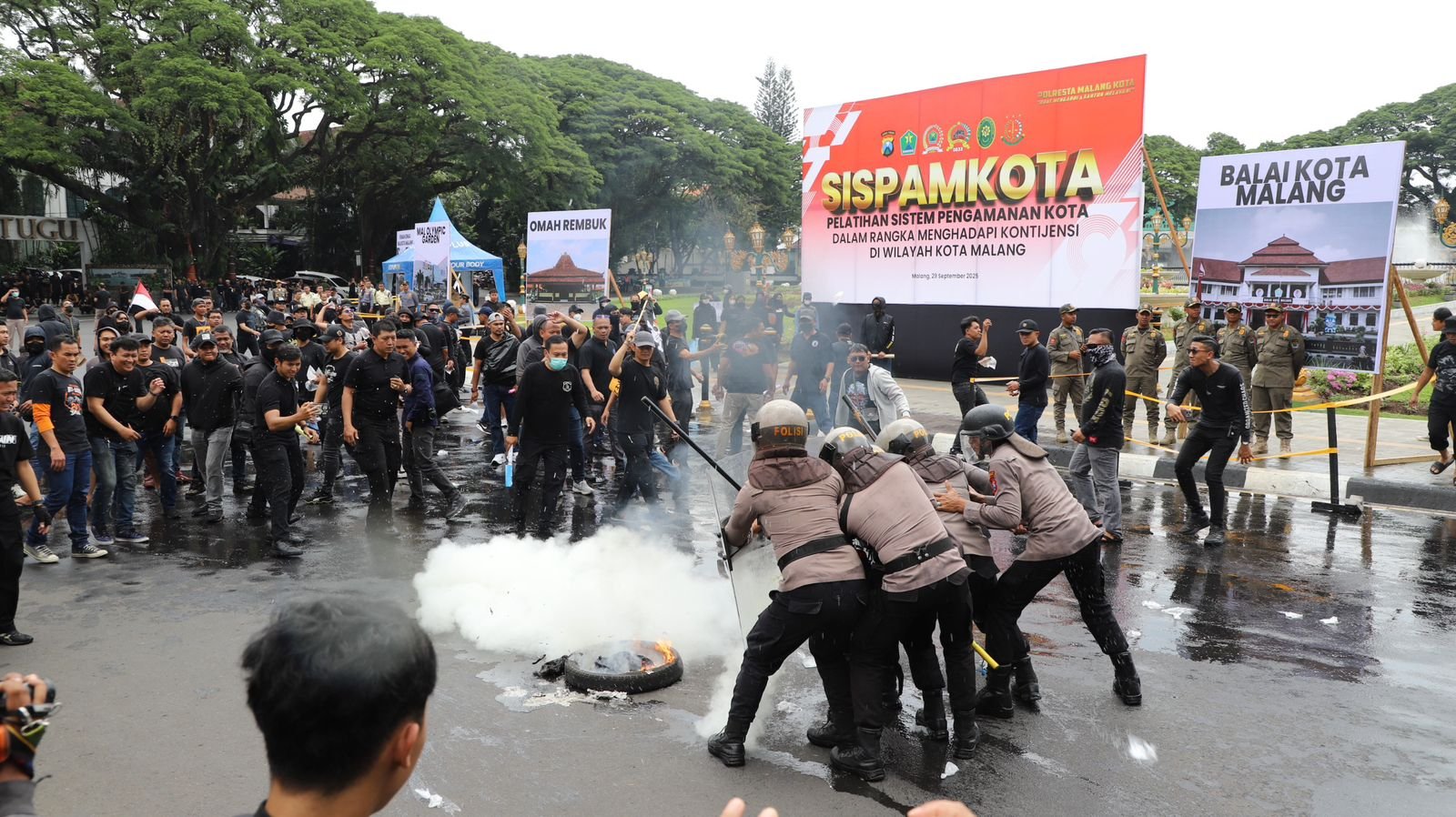 Kota Malang Mendadak Riuh, Aparat dan Massa Terlibat Aksi di Balai Kota
