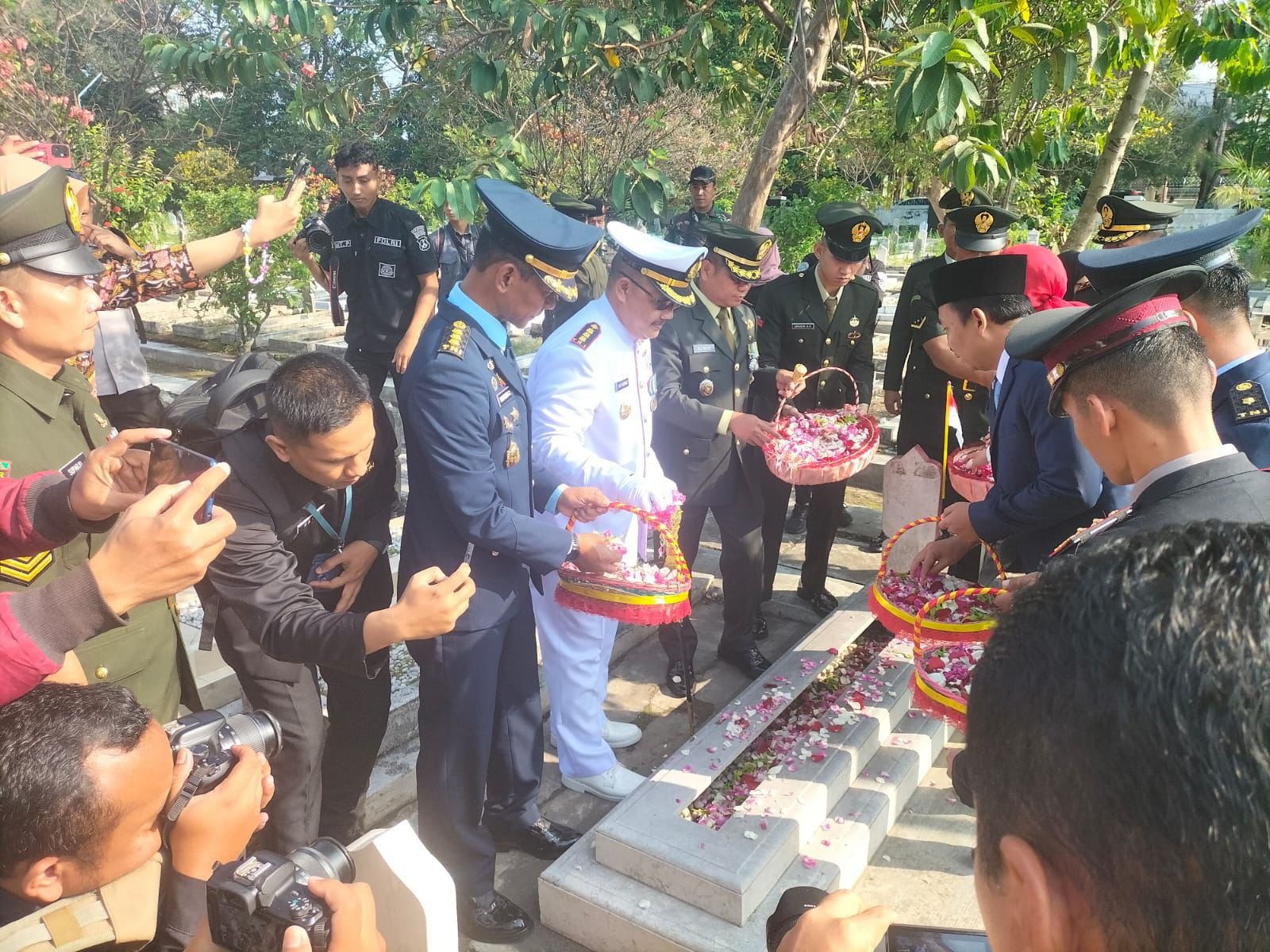HUT ke-80 TNI, Kodim 0833 Malang Gelar Ziarah dan Tabur Bunga di TMP Untung Suropati