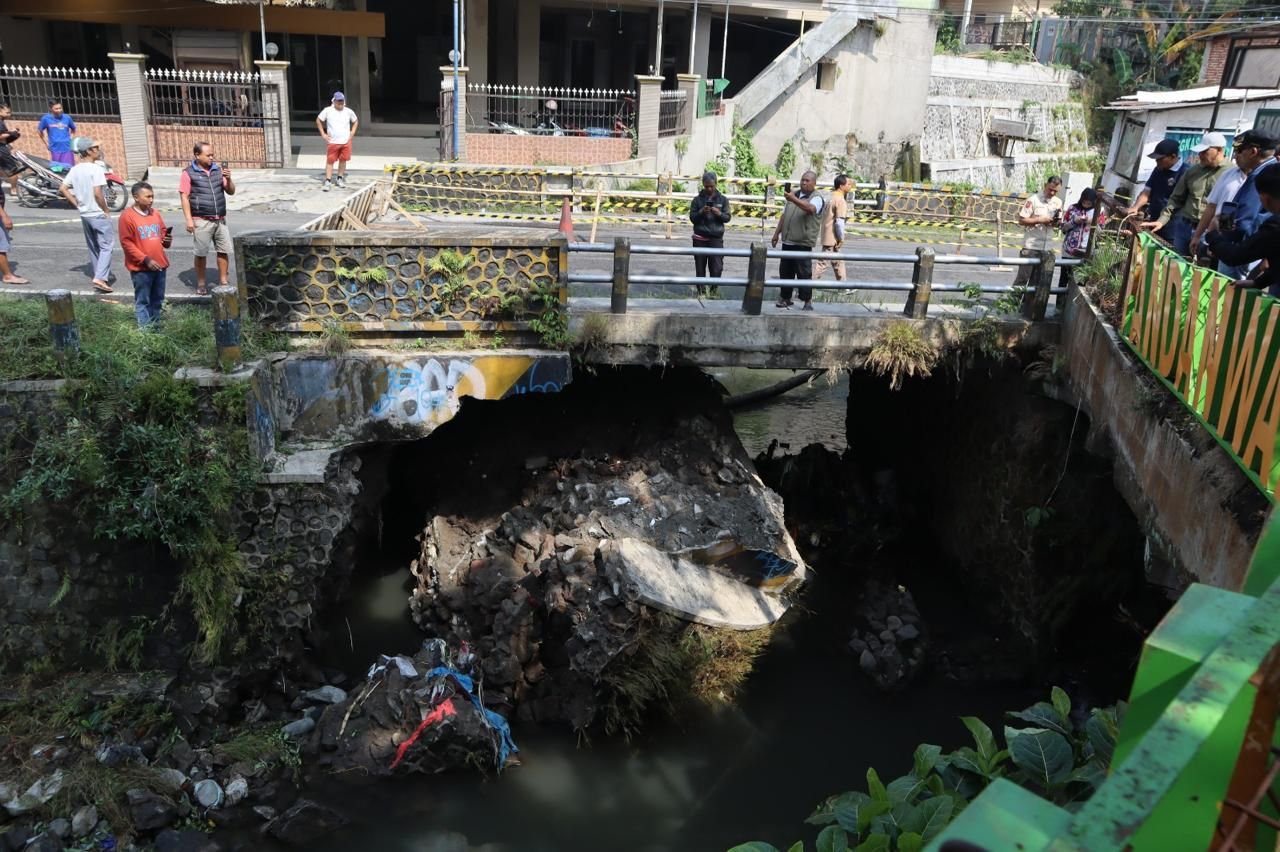 Rusak Parah Tergerus Air, Jembatan Simpang Sulfat Utara Ditutup Sementara
