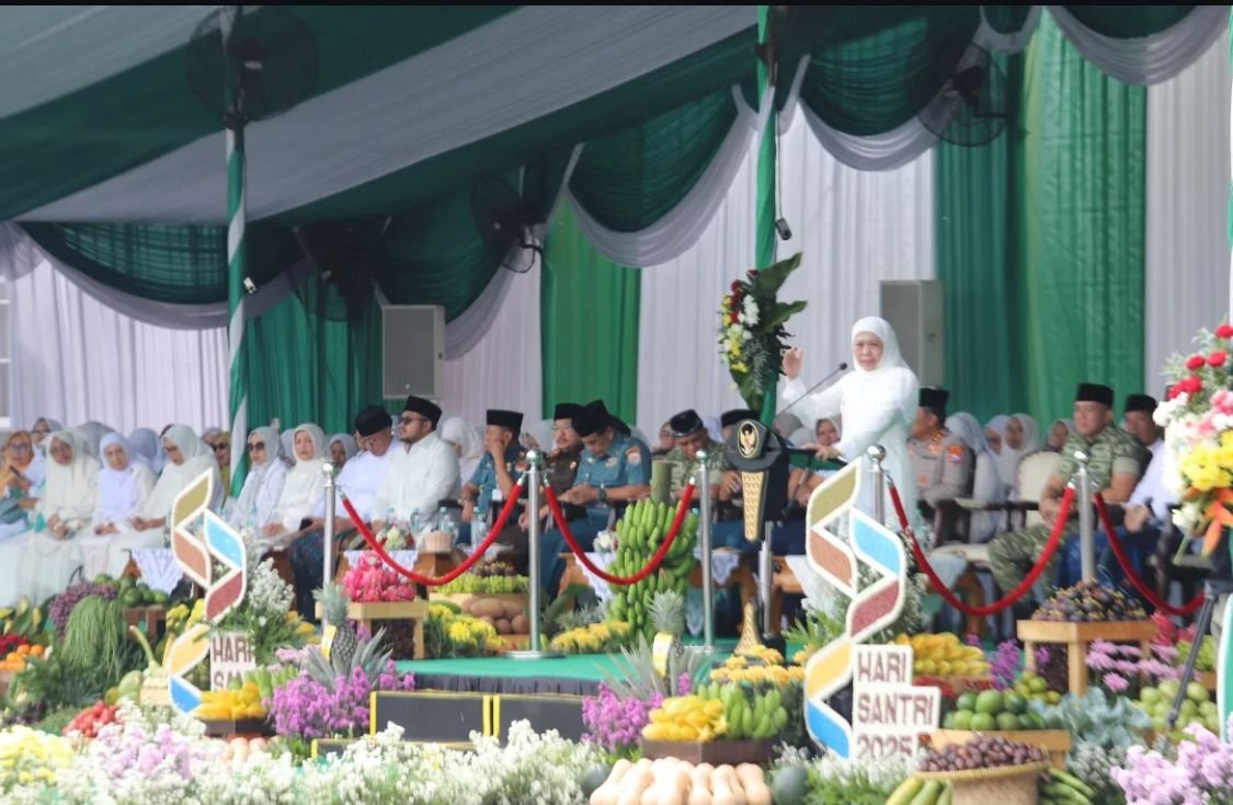 Gubernur Khofifah Pimpin Apel Hari Santri 2025 di Malang, Ajak Santri Jadi Penjaga NKRI dan Penerus Peradaban
