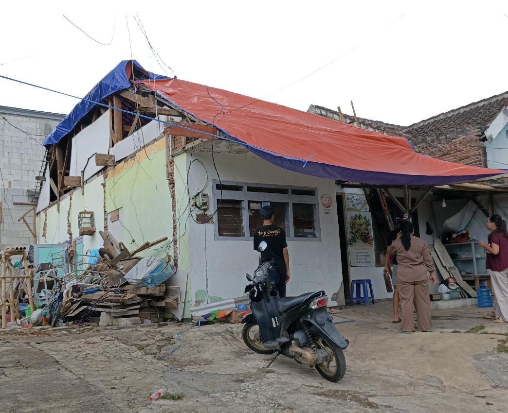 Puluhan Rumah di Sumbersekar Rusak Diterjang Angin Puting Beliung, Aktivitas Warga Lumpuh