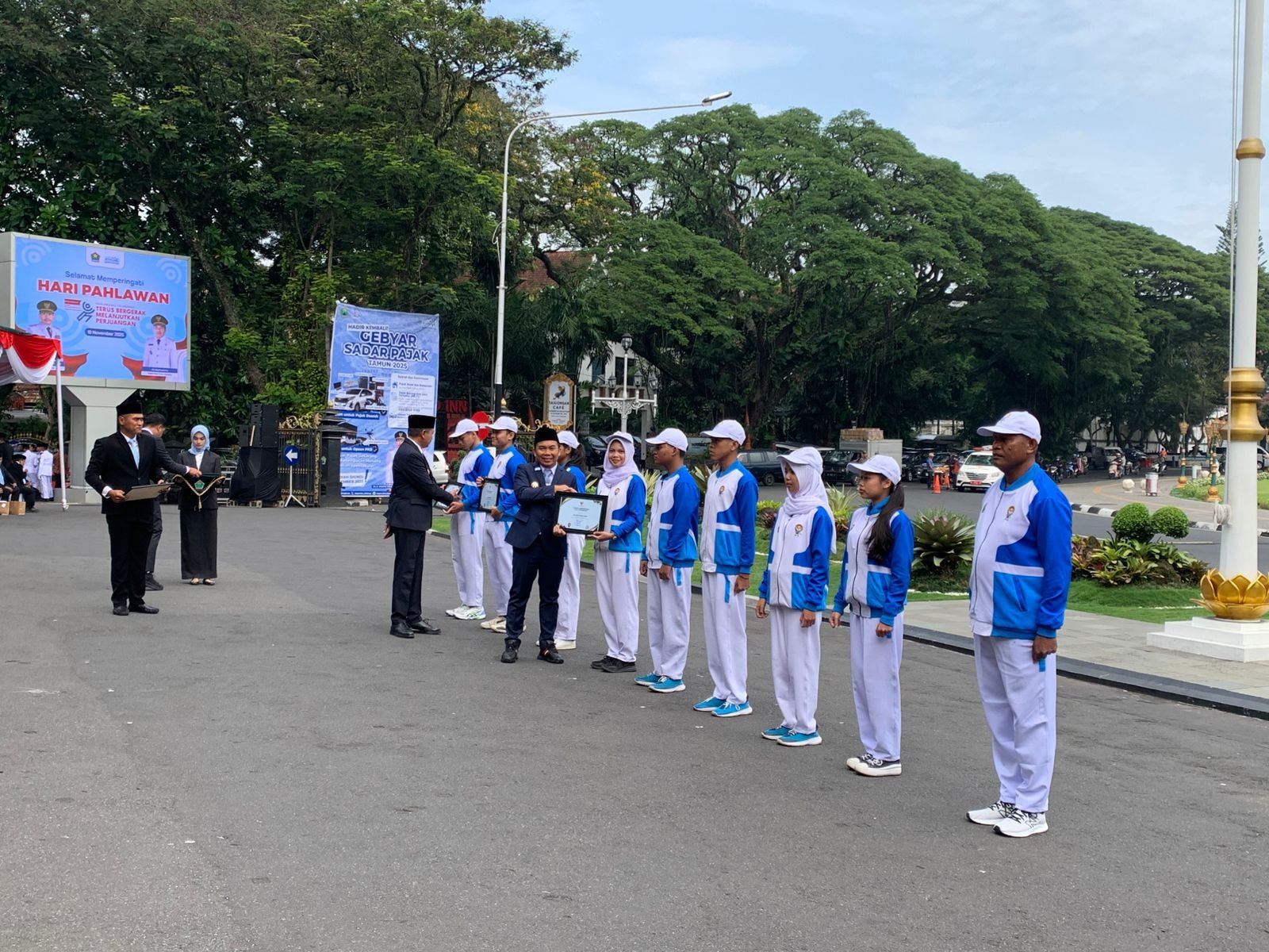 Hari Pahlawan 2025, Atlet Anggar Kota Malang Terima Penghargaan dari Wali Kota