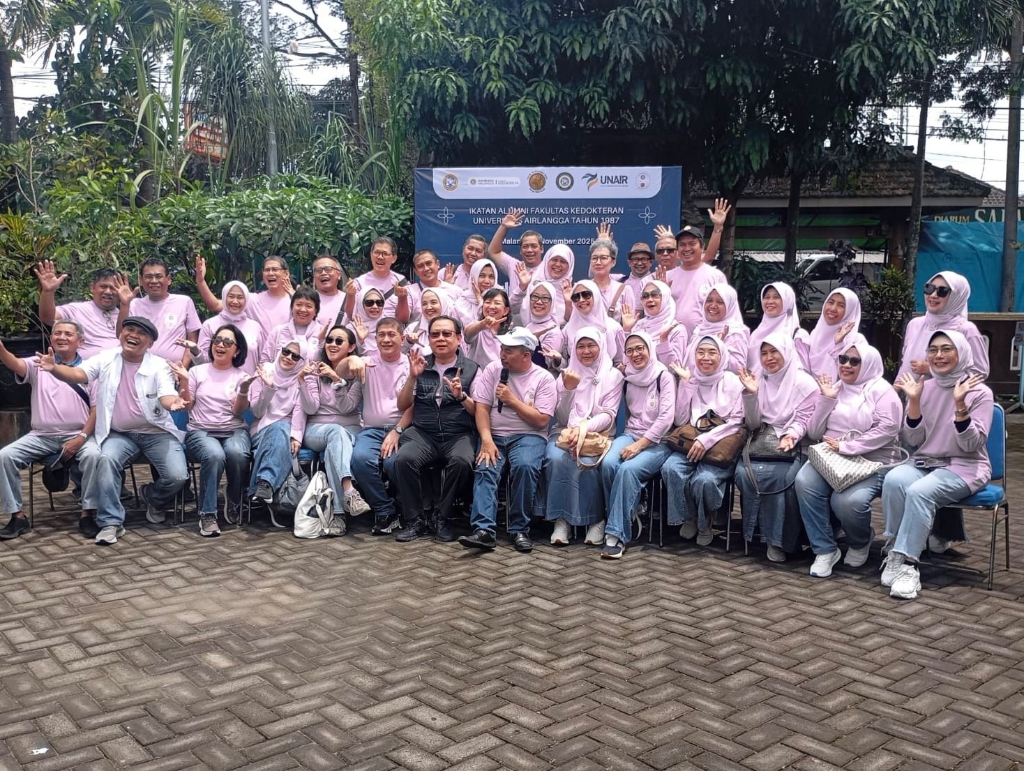 Alumni Kedokteran Unair 1987 Gelar Pengabdian Masyarakat di Arjowinangun, Hadirkan Penyuluhan dan Baksos untuk Lansia