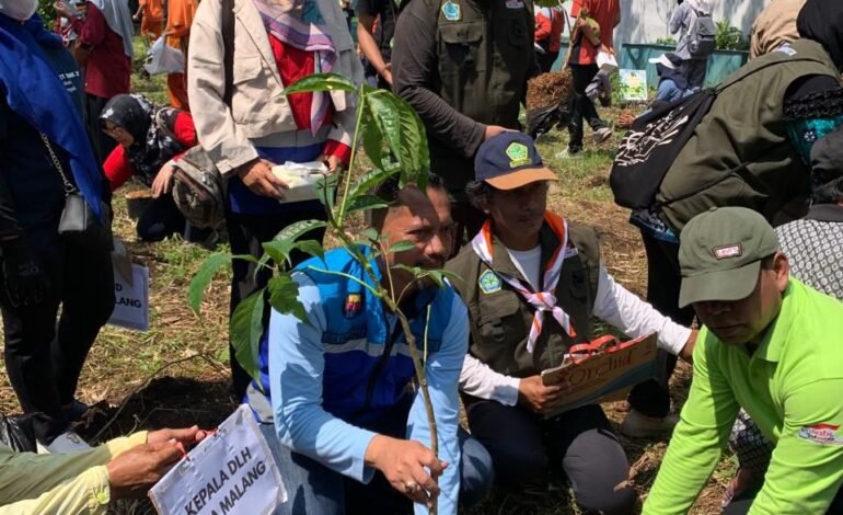 Pemkot Malang Tingkatkan Kualitas Udara dengan Pembagian 3192 Bibit Pohon