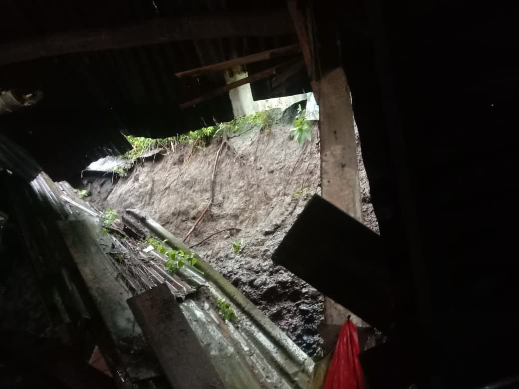 Longsor di Samaan, Dapur Rumah Warga Ambrol Tertimpa Material Tebing