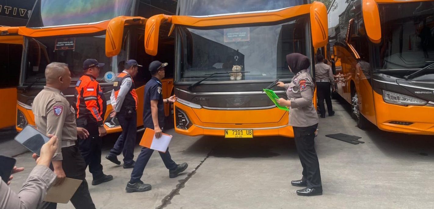 Jelang Nataru 2025, Satlantas Polres Malang Cek Kelayakan Bus Pariwisata Bersama Ditlantas Polda Jatim