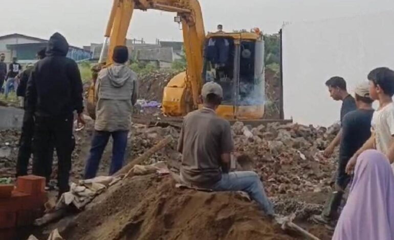 Sengketa Tembok Griya Shanta Memanas, Massa Jebol Pembatas di Mojolanggu