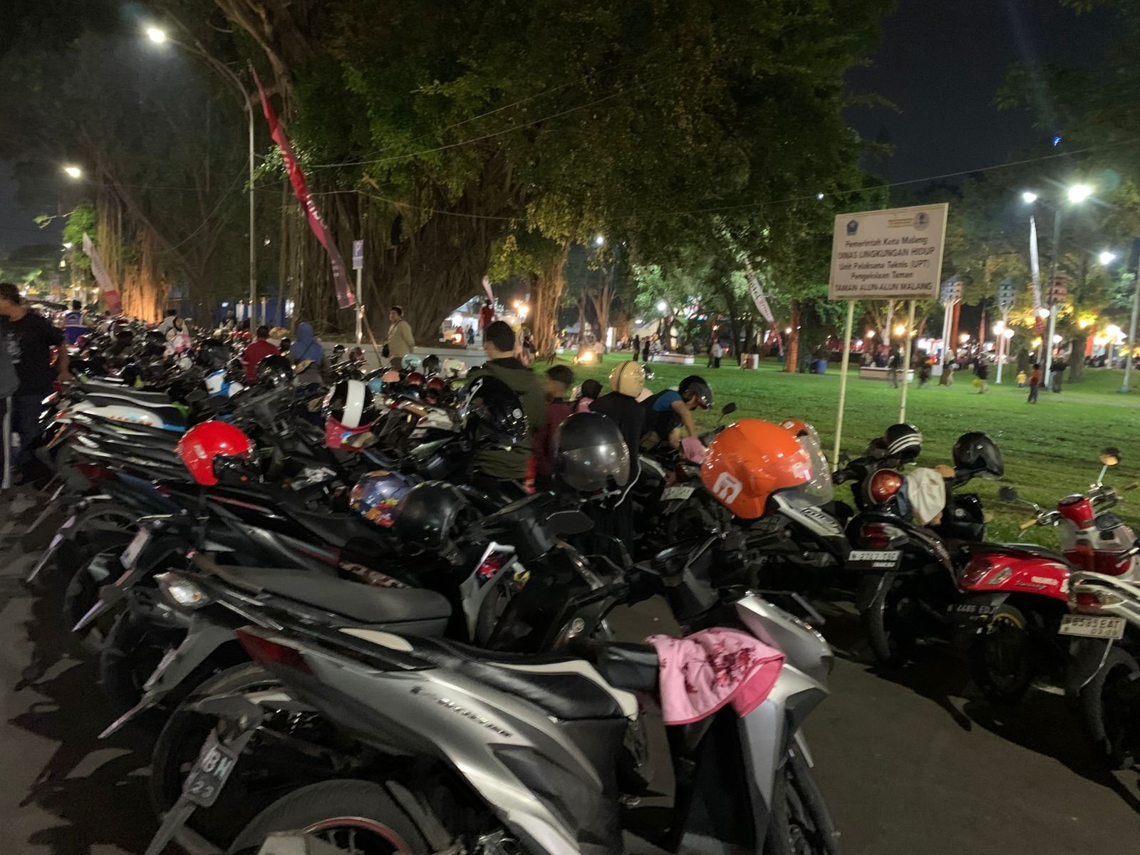 Ramai Pengunjung Usai Revitalisasi, Alun-alun Merdeka Dihadapkan Tantangan Parkir dan PKL