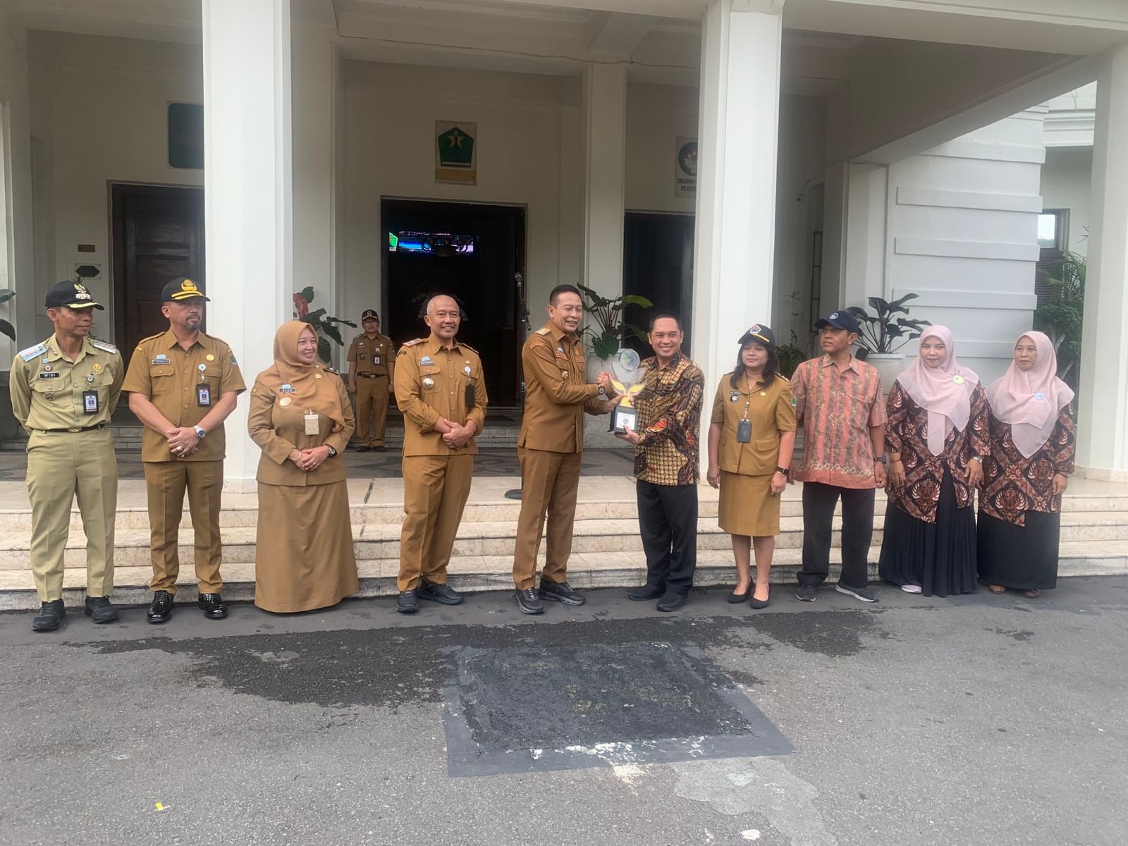 Wali Kota Malang Serahkan Penghargaan ProKlim, RW 02 Arjosari Dinilai Unggul Kelola Lingkungan