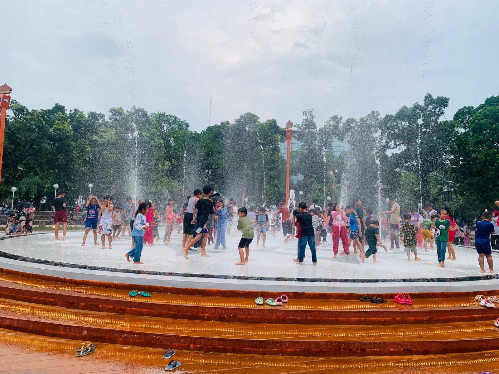 Akhir Pekan di Kota Malang, Alun-Alun Merdeka Jadi Pilihan Wisata Keluarga Usai Revitalisasi